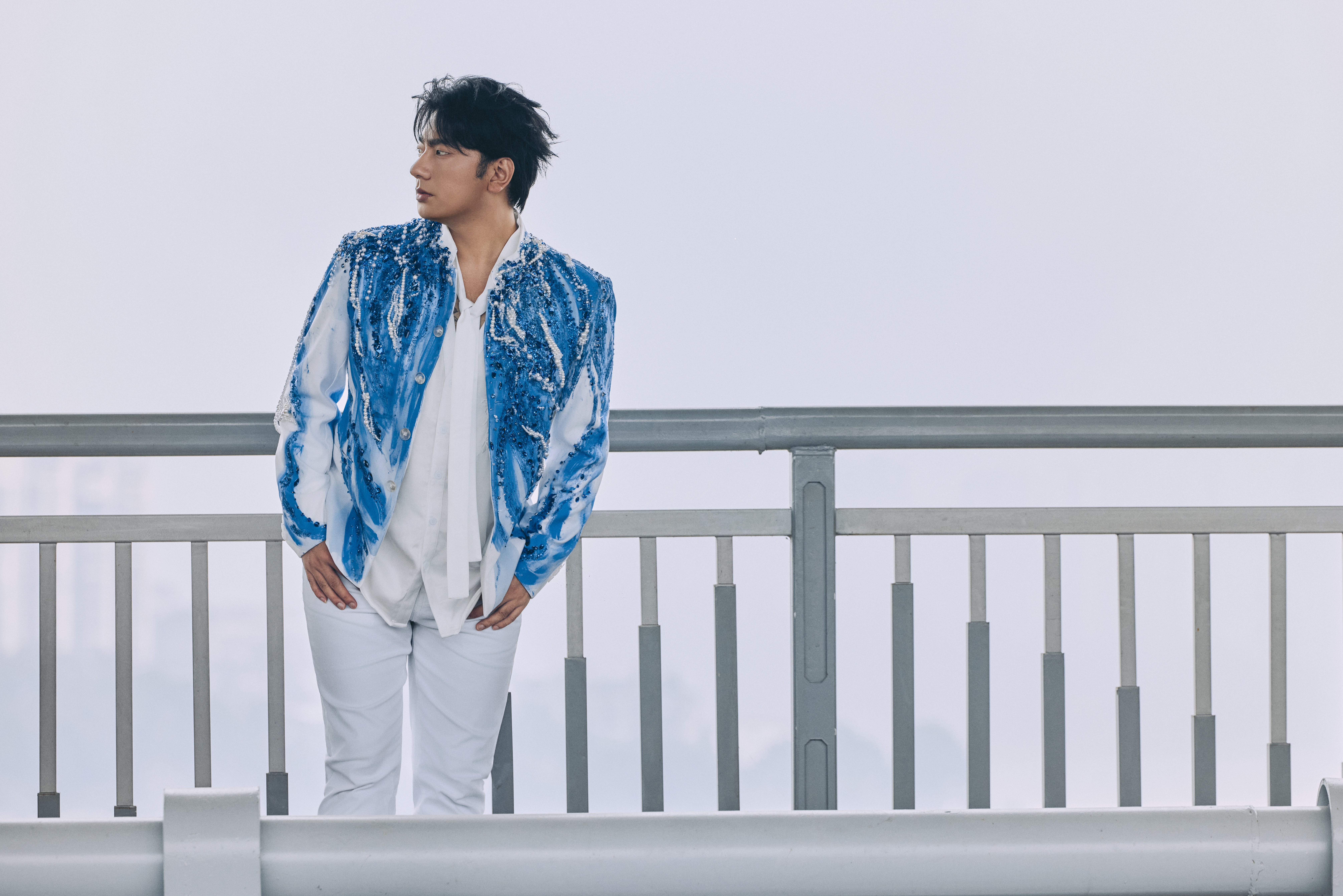 这还是我认识的海来阿木吗 今天整理抽屉翻到以前的演唱会门票，突然想起那天他唱到高