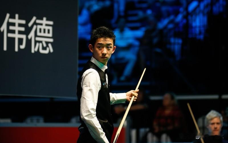 这场半决赛看着真是太爽啦！吴宜泽打出一波四连鞭，总分8-4拿到赛点，感觉悬念已经