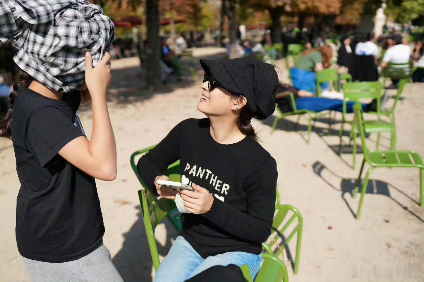 孙俪和小花看五哈孙俪和小花看五哈快笑岔气了 孙俪和小花看五哈快笑岔气了，母女俩还