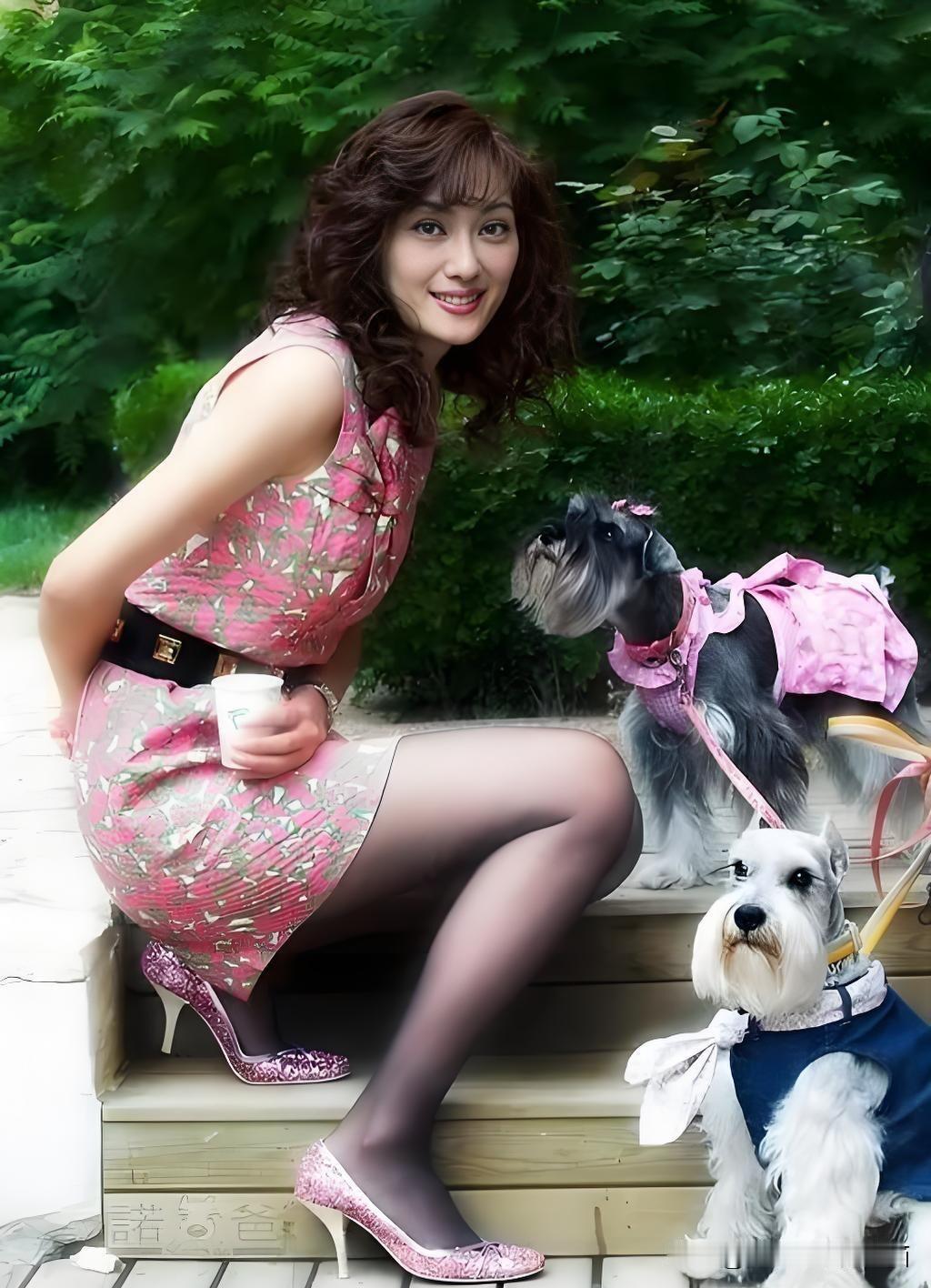 太美了，很难相信她都50多岁了。她不是那种第一眼看上去就很美的人，但一定是气质耐