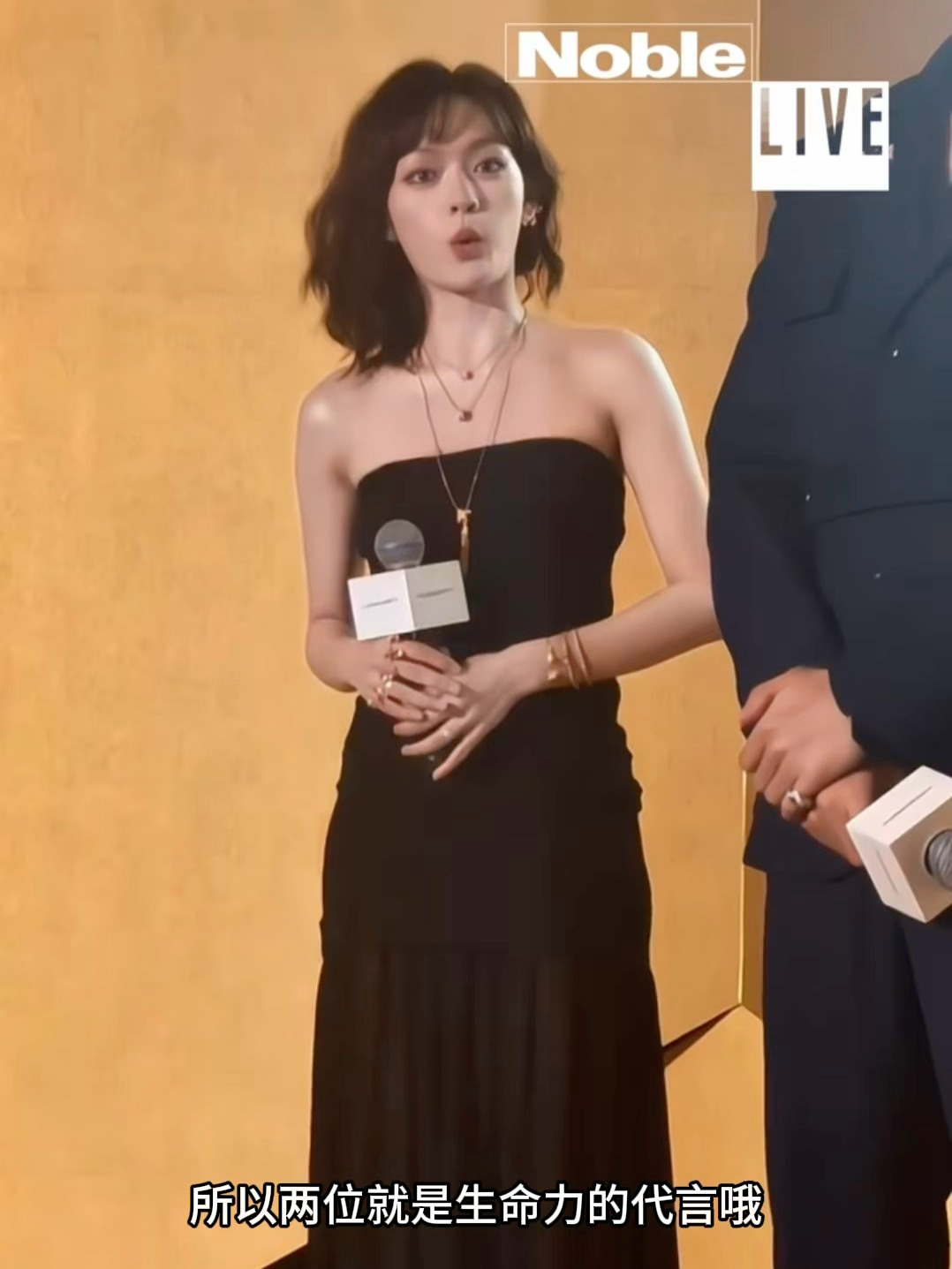 文淇被称赞时的反应 可爱晕了 “oh~ 是在说我吗~” 