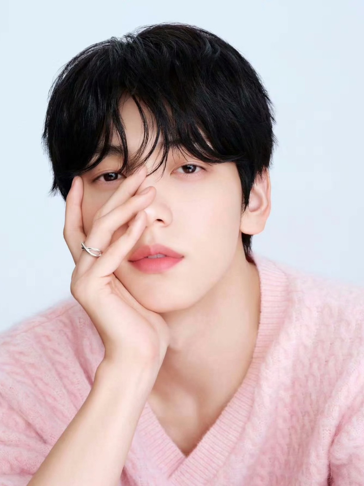 章昊代言图释出 和崔秀彬完全攻受分明吧？蓝粉色举起来 其他颜色I don’t c