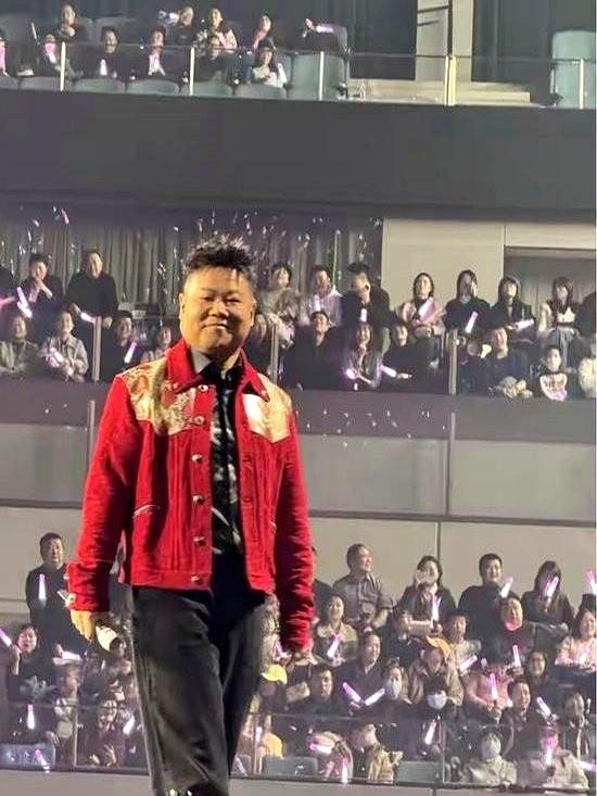 以前喊着“春晚没小岳岳我不看”，今年风向可是真变了，看着他最近这一年的操作，我都