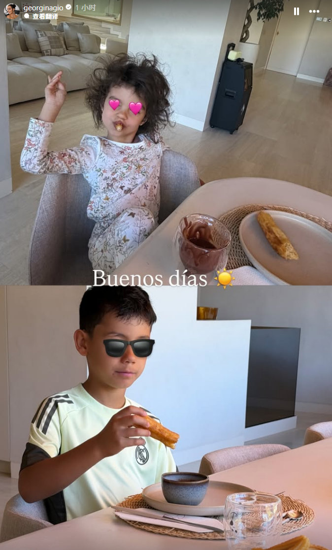 C罗小儿子穿着皇马训练服吃早餐 