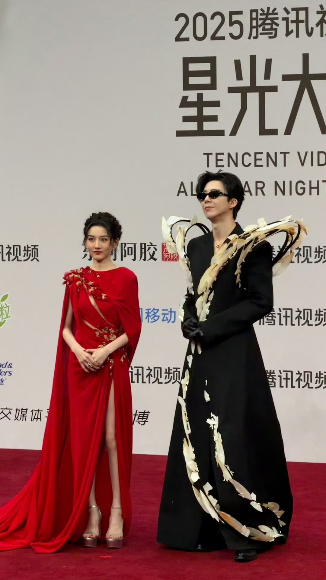 宋祖儿帮刘宇宁整理头发 折腰夫妇的互动太戳人！整理头发的小举动，满是满满的默契感