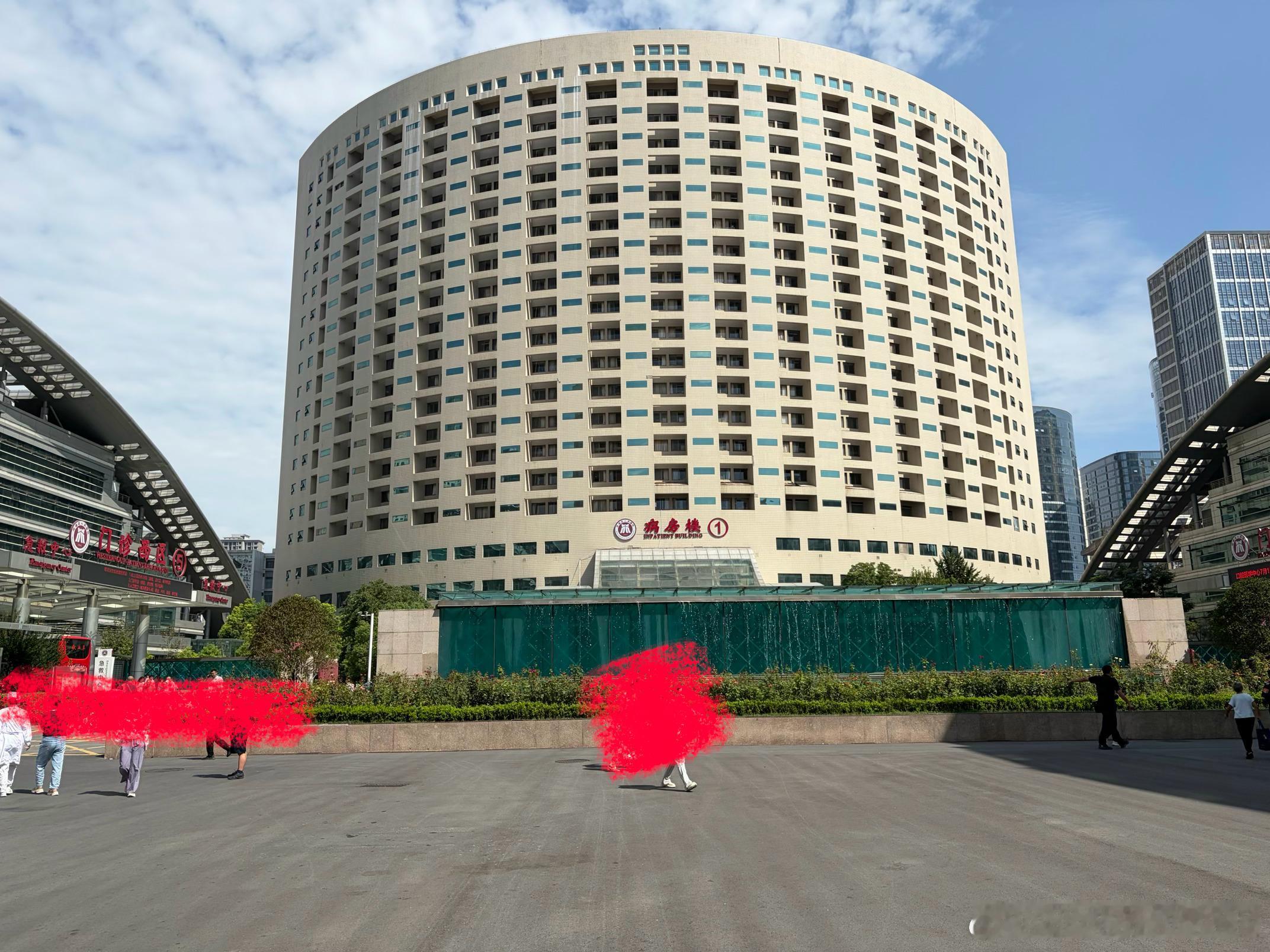 省医这个格局还是不错的，整栋楼弧形呈金形，左右拱位，明堂开阔，富贵通达；大门正对