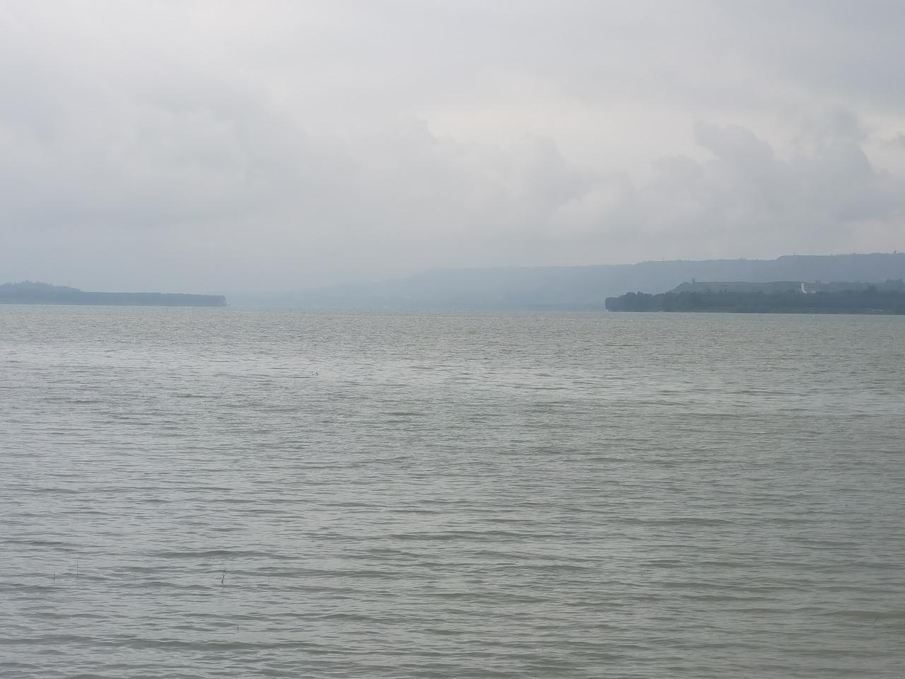 耳听海浪潮起潮落。“耳听”对“笑看”（感官对仗），“海浪”气势雄壮。“笑看”是视