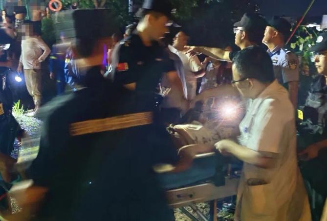湖南一对夫妻落水，丈夫瞬间被救上岸，妻子不会游泳，只能本能仰面漂着。谁也没想到，