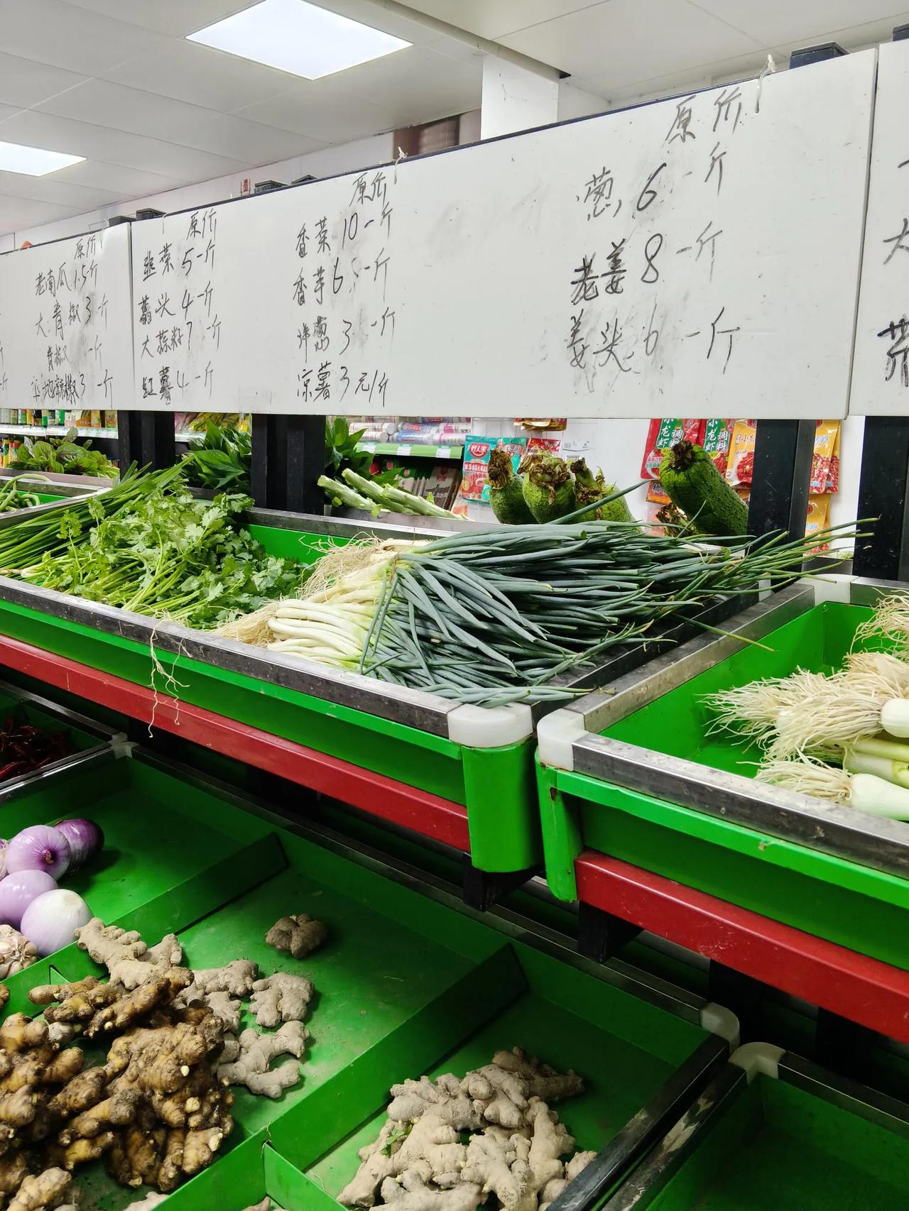 你们发现没有城市越小价越高，回到家乡以后发现有些蔬菜的价格还是比较高的。

辣椒