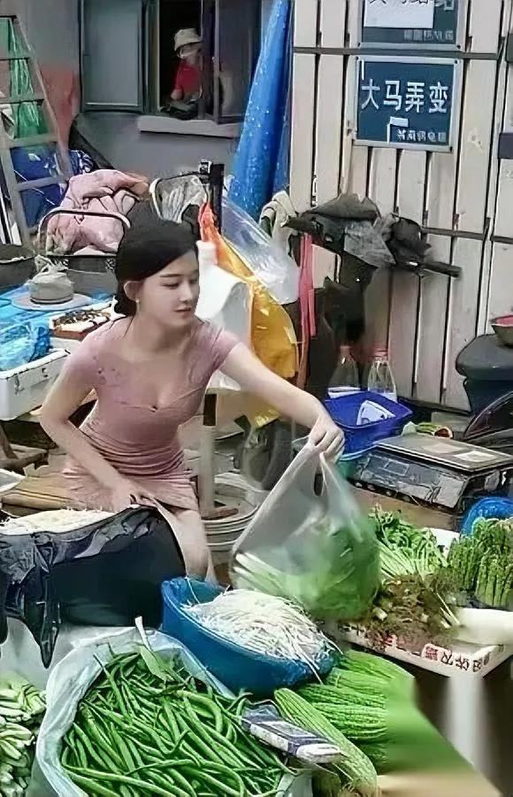 这姑娘卖菜摊前总挤爆

靠的不是颜值

看完才懂啥叫真本事！见过太多想靠脸走捷径