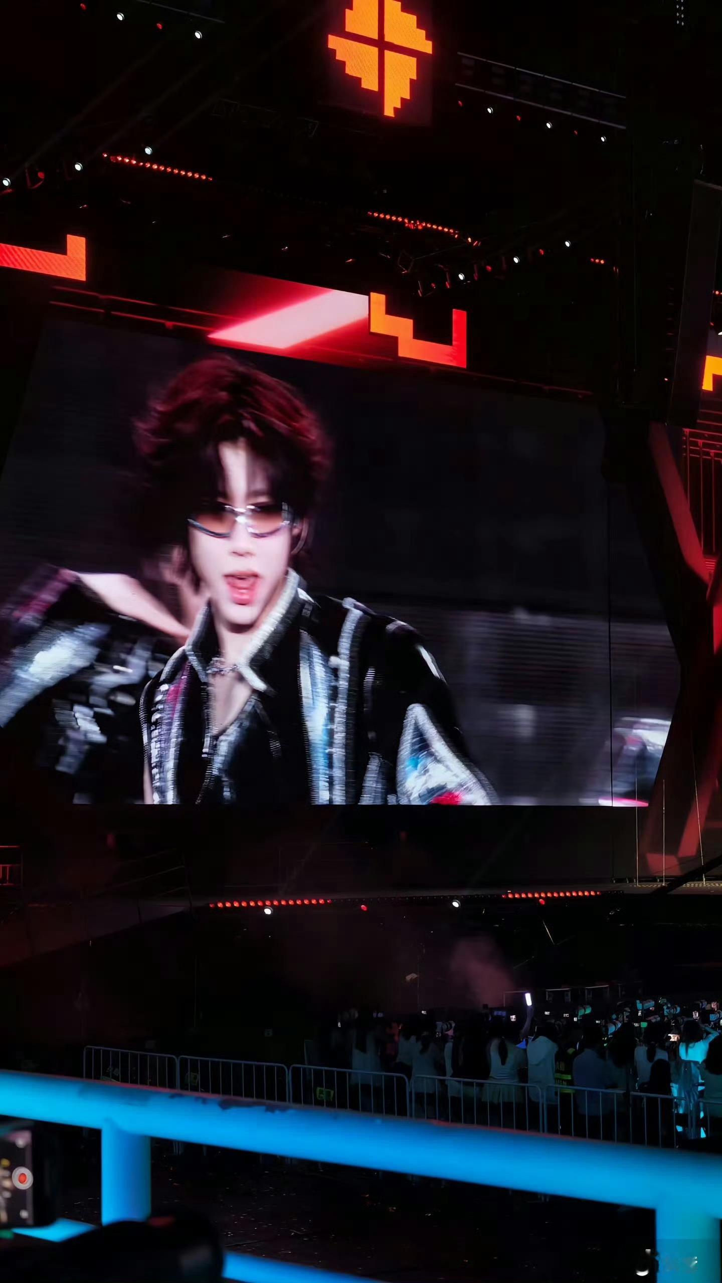 陈奕恒红棕卷毛陈奕恒今天演唱会红棕卷毛造型真的好好看啊😻 