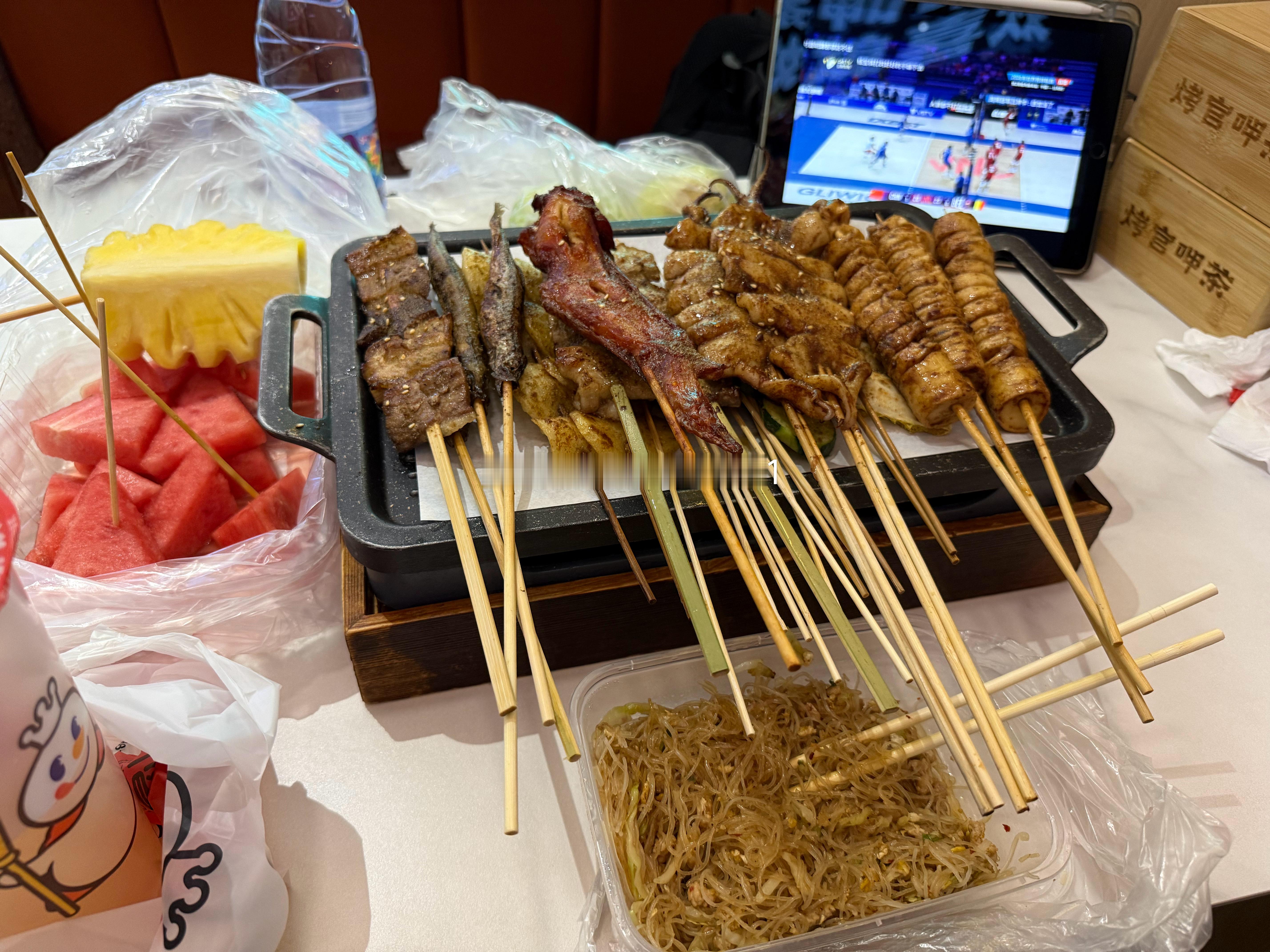 打完球爽吃，今晚能赢不