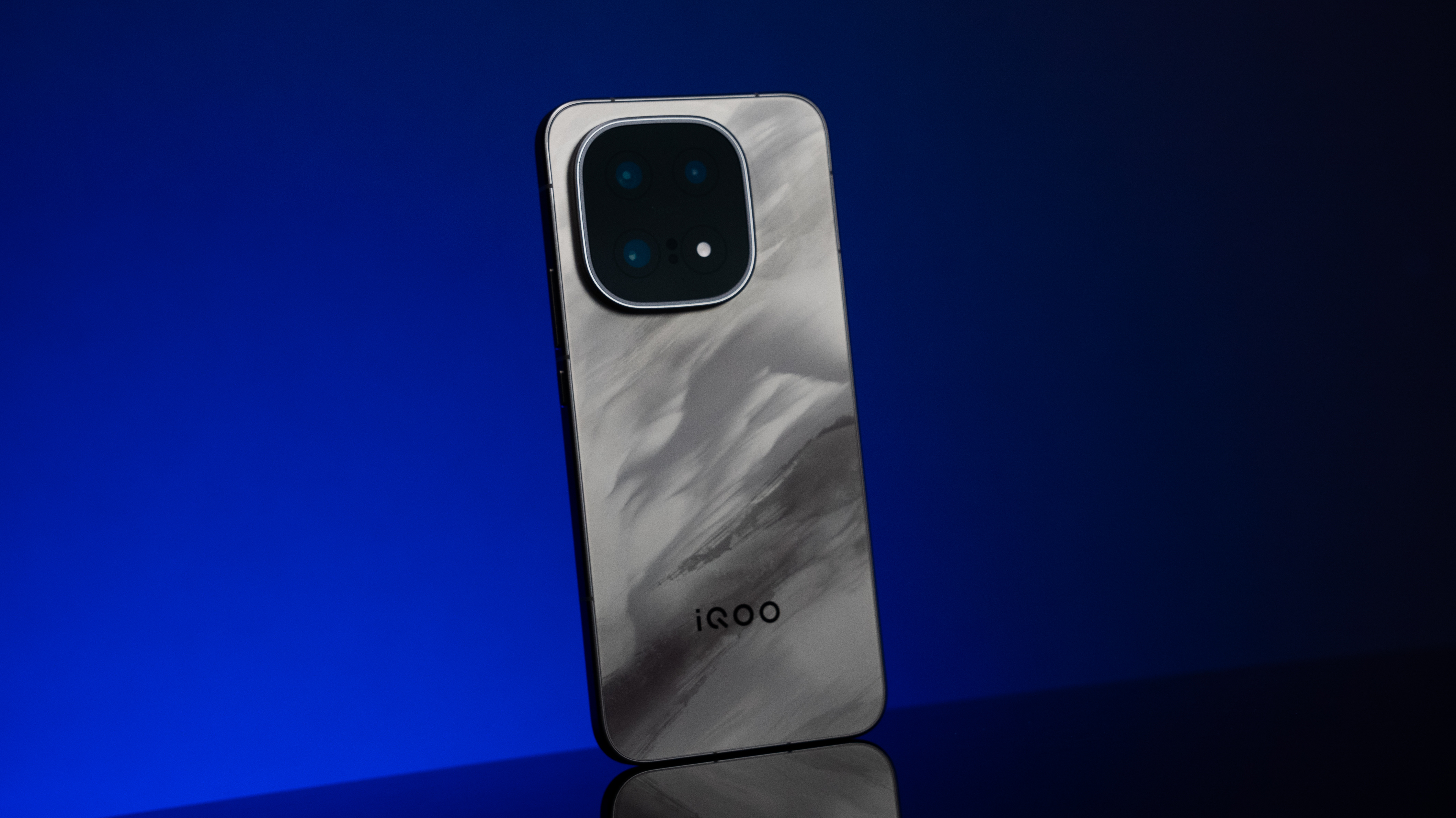 从不同的角度看凌云配色会有不一样的颜色【这外观设计有点有趣】就比如，阳光从手机上