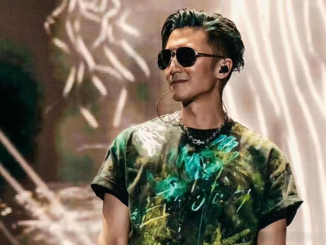 谢霆锋真的好爱蝴蝶元素哦谢霆锋台上唱玉蝴蝶台下粉丝抓蝴蝶谢霆锋你先唱我抓个蝴蝶