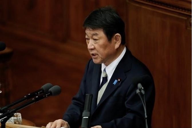 日本外相开记者会，一个记者站起来，当着面问了两句话："你承认中国对台湾有主权吗？