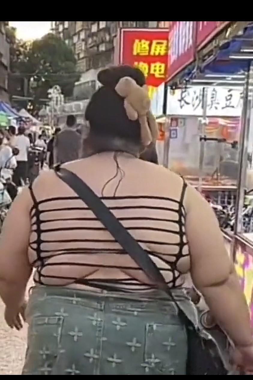 胖女人一个转身惊艳了路人！

以瘦为美的年代，真的是一胖毁所有。

这个胖女人，