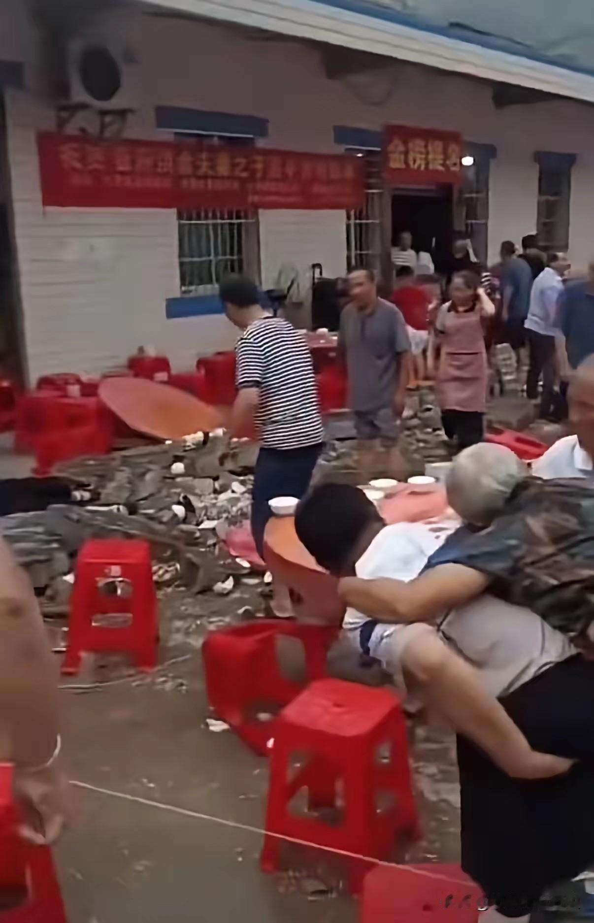 关于四川升学宴雨棚坍塌这件事
我默默做了四个决定。
第一个决定，以后家里承重墙上