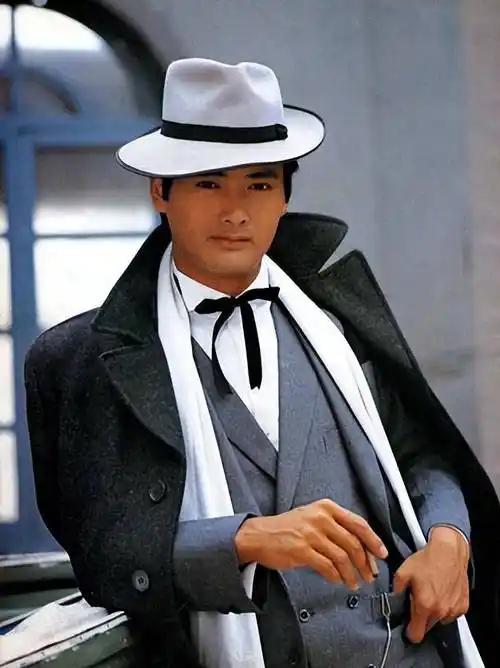 你觉得周润发的银发造型帅气吗？那答案必然是肯定的！

在新片《别叫我“赌神”》中