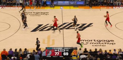 真快！阿夫迪亚一个加速将狄龙定在原地！
在今天NBA附加赛开拓者对阵太阳的第三节