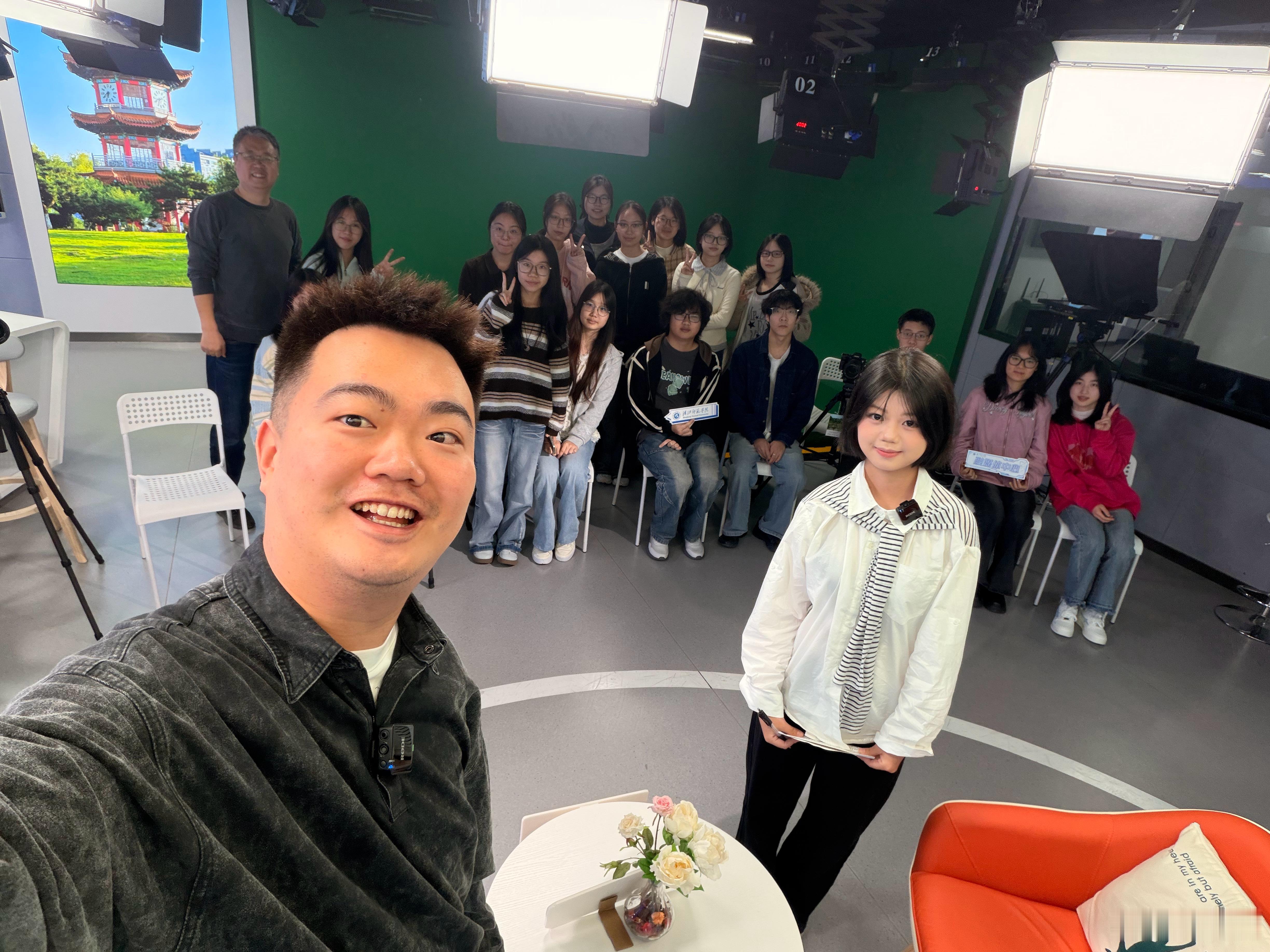 哈哈哈，今天在母校配合学弟学妹们录素材一个人很难在经历美好的时候感受美好上学的时
