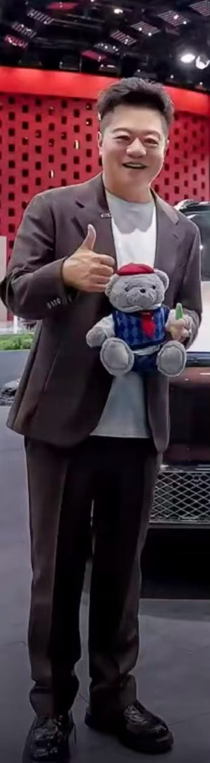 马东北京车展收到余承东送的见面礼 北京车展名场面来了。马东和余承东面对面畅谈，氛