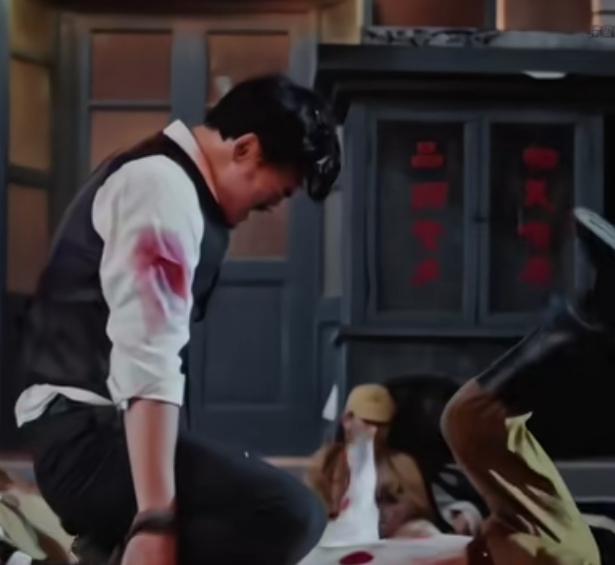 “民族大义面前，我给你们说锤子！我四川儿女个个都是英雄好汉，从不拉稀摆带！”为掩