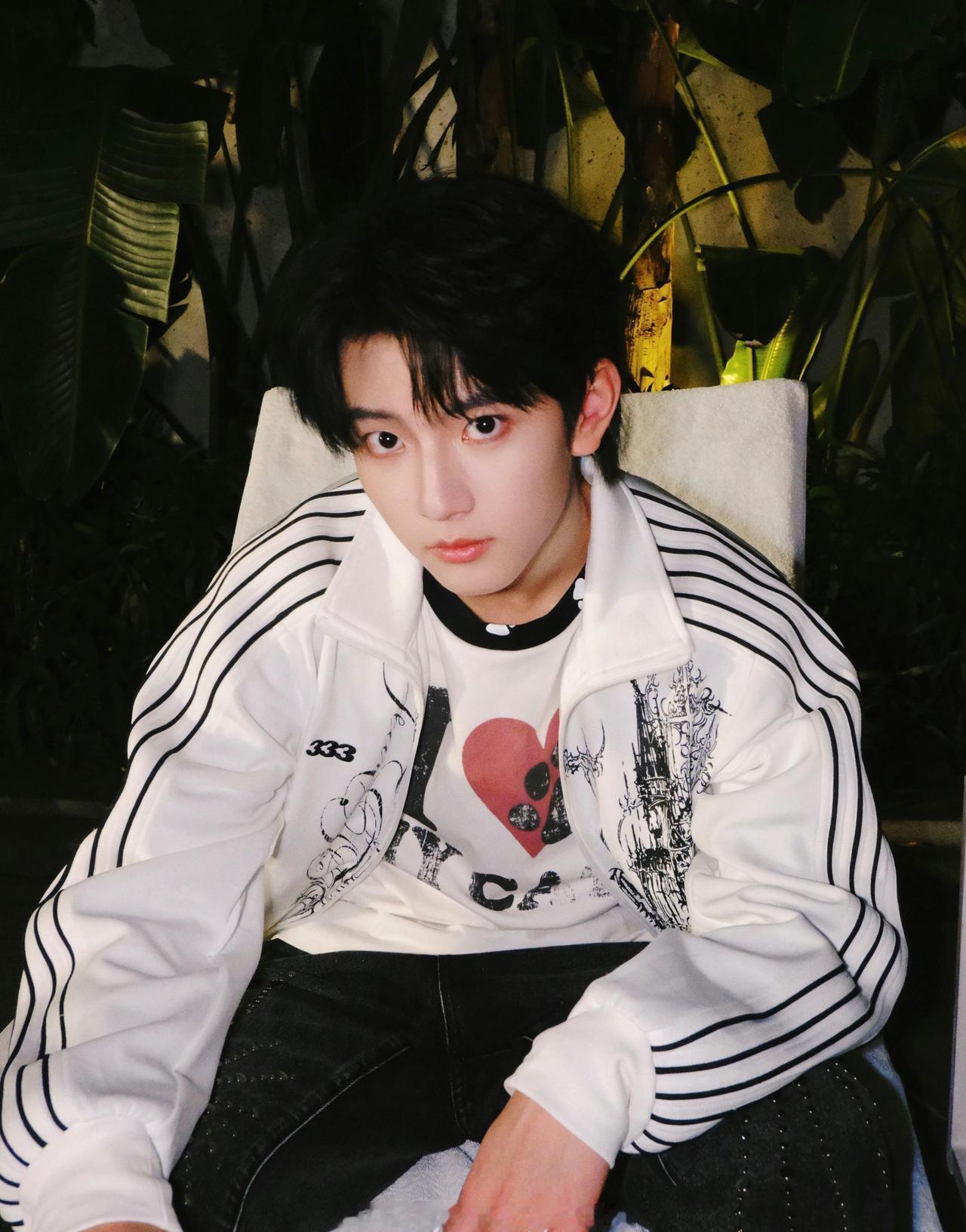 带来元气满满的冬至四宫格营业，白色印花上装搭配黑色牛仔裤，在酷感与可爱间自如切换