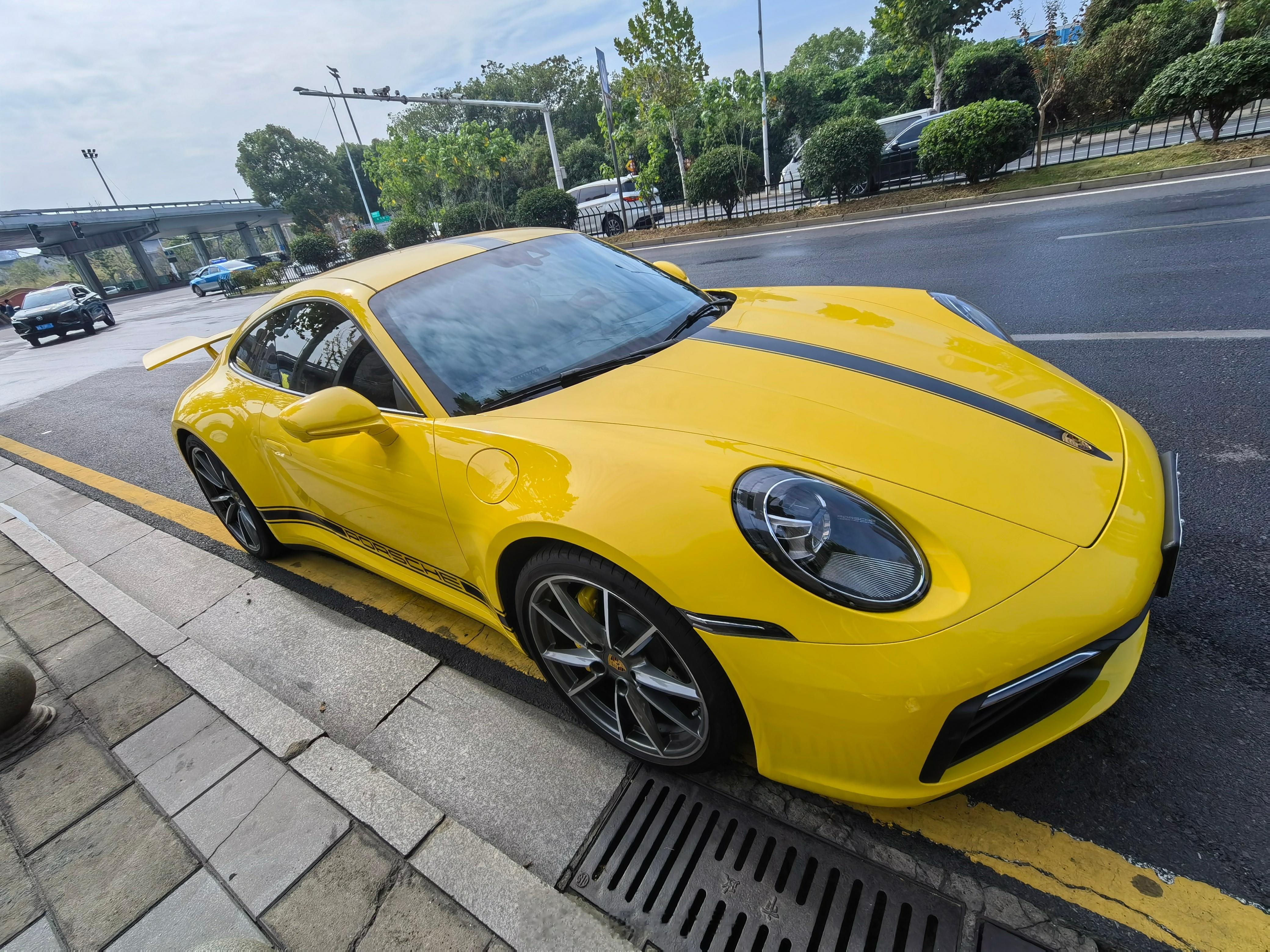 保时捷 911 Carrera 竞速黄/黑内20年上牌，1.8万公里，原版原漆带