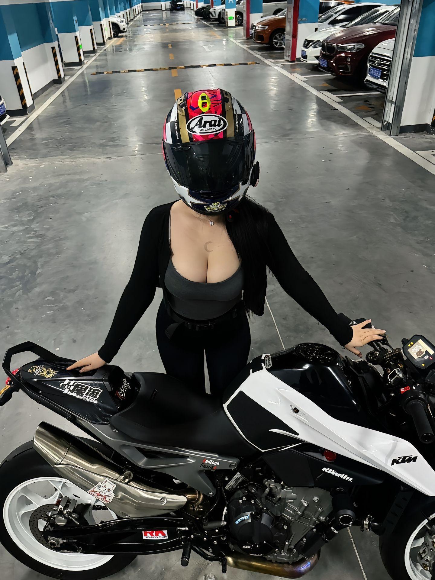 白色的摩托车也很有个性🏍️ ​​​