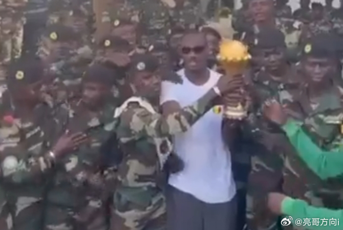 RMC体育发文，辟谣了塞内加尔将非洲杯冠军奖杯送到军事基地的报道。周四，社交媒体