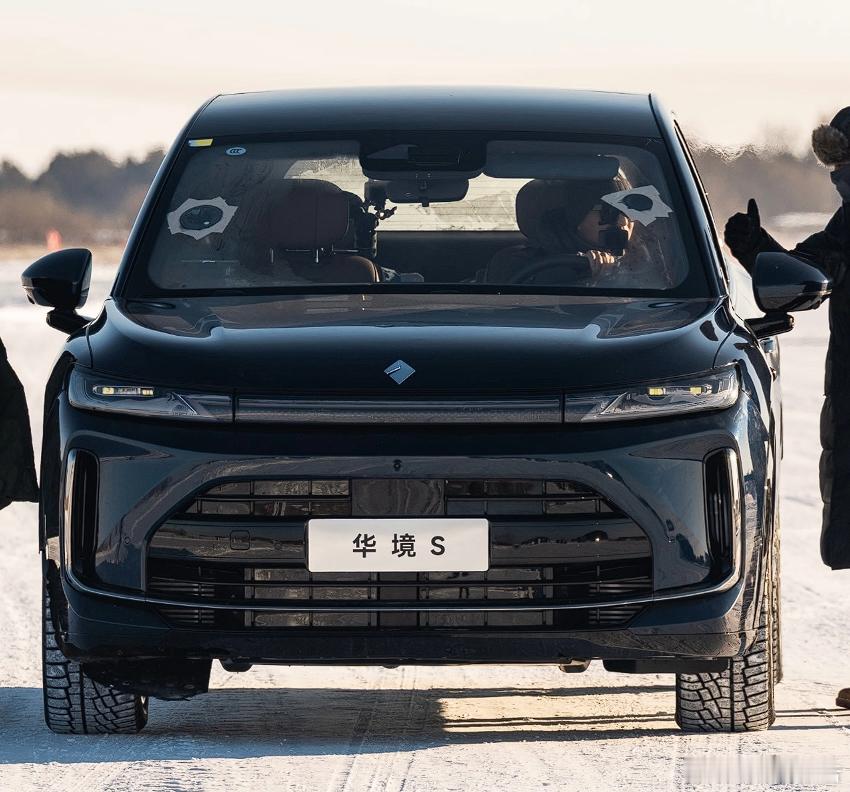 宝骏华境S实车曝光1月26日，宝骏华境S正在冬测，无伪实车得到曝光。该车最大的亮