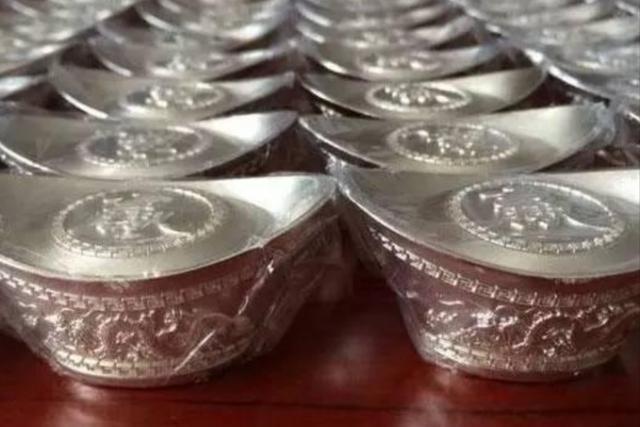 古装剧里挥金如土的交易场景，动辄几十万两白银的抛掷，是否让你心生疑惑：那些沉甸甸