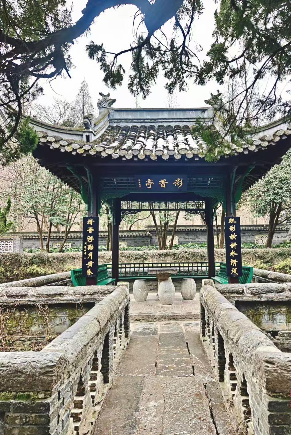 古亭枕着苔痕石桥，飞檐挑落山林的寂静，连刻字的木柱都在吐纳旧时光的清气。
🏯 