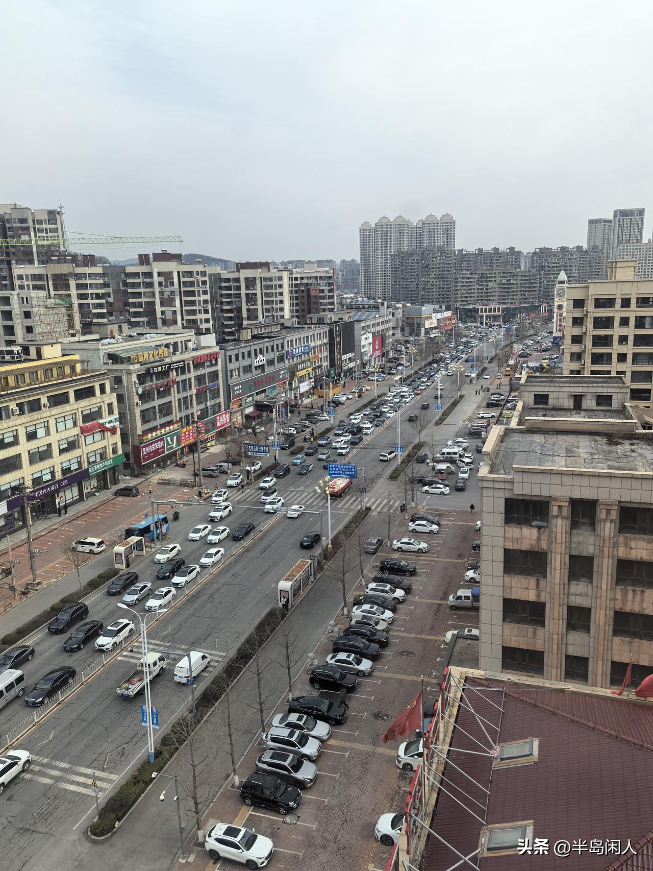 清明假期车流熙攘
看来我们的老传统
在我们这一代心里
还是非常占位置的
追思故人