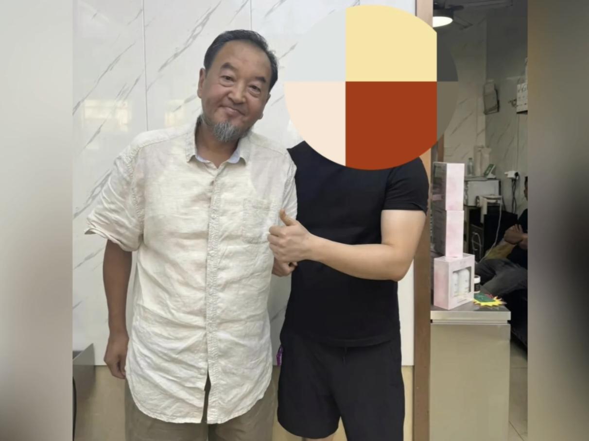 央视《新闻30分》的主播长啸最近在一家理发店排队剪头时被网友认出，令人惊讶的是6