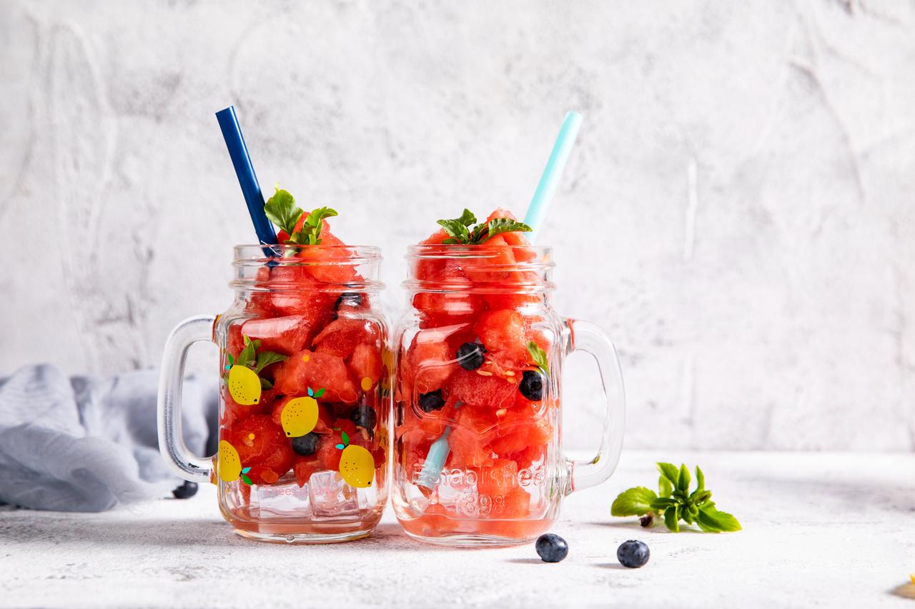 时间加快，因果也加快了：
 
我们看到很多名人突然塌房了，网红突然去世了，其实在