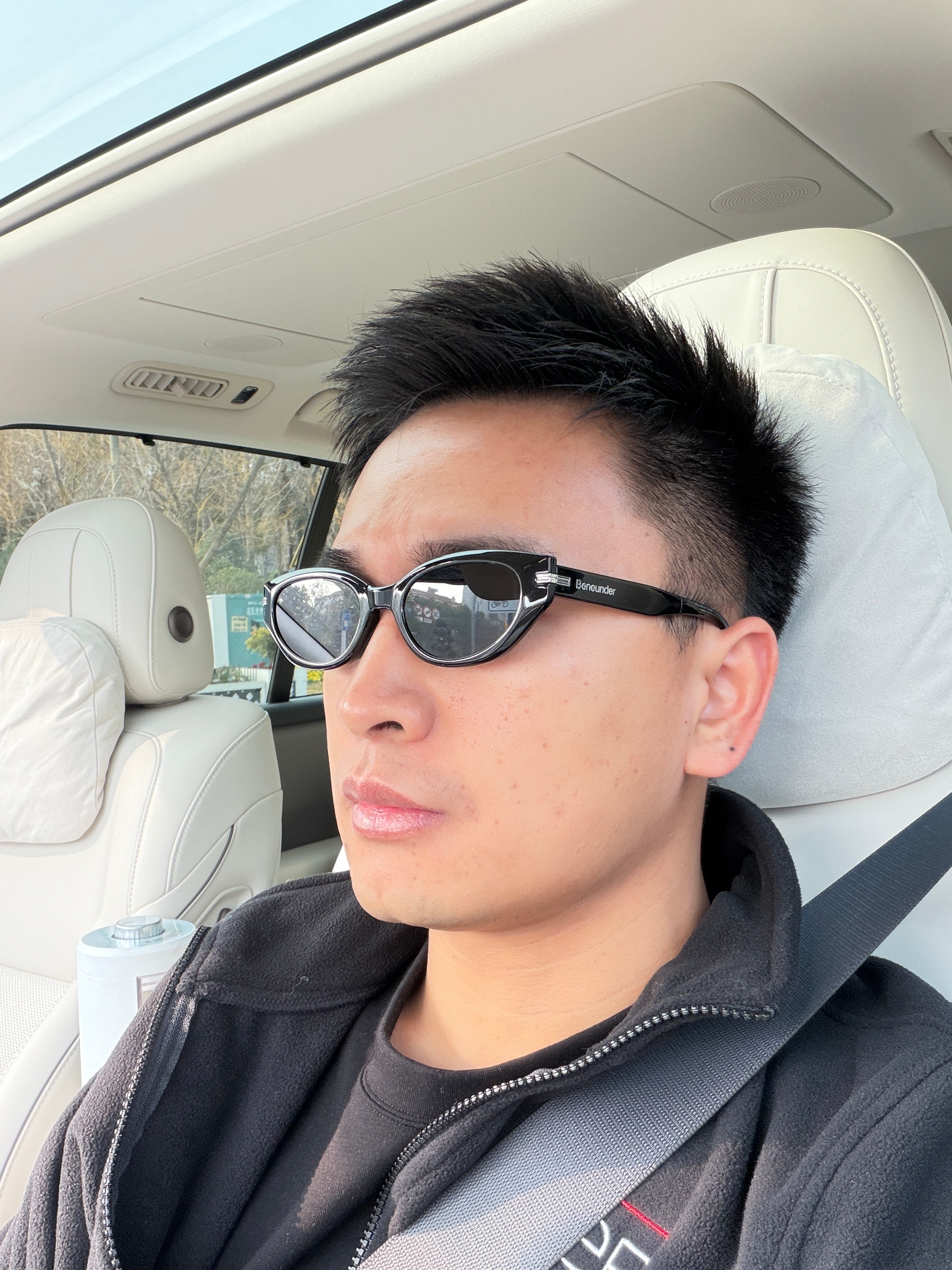 我有个相册，专门放 iPhone 自拍，可以回头看看自己每 1-2 个月的减肥变