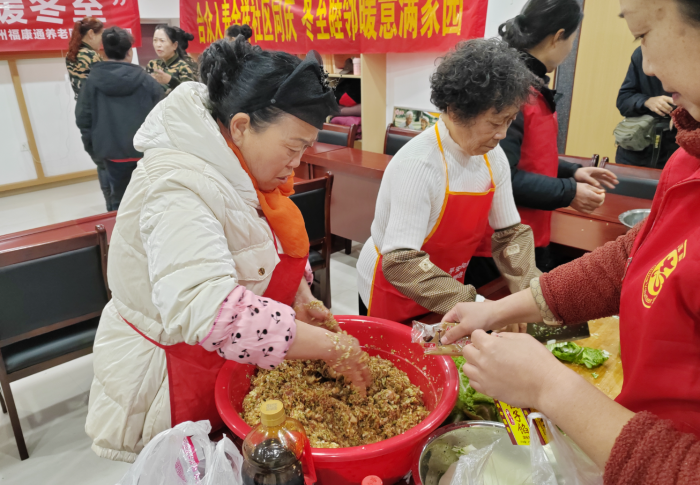 迎冬至包饺子 爱心陪伴暖夕阳