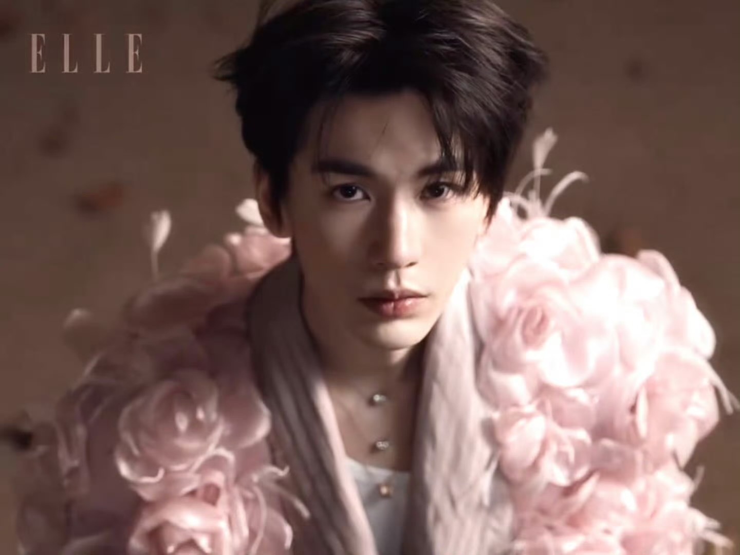 张凌赫ELLE四月刊视频预告，末日里的花朵王子🌸 