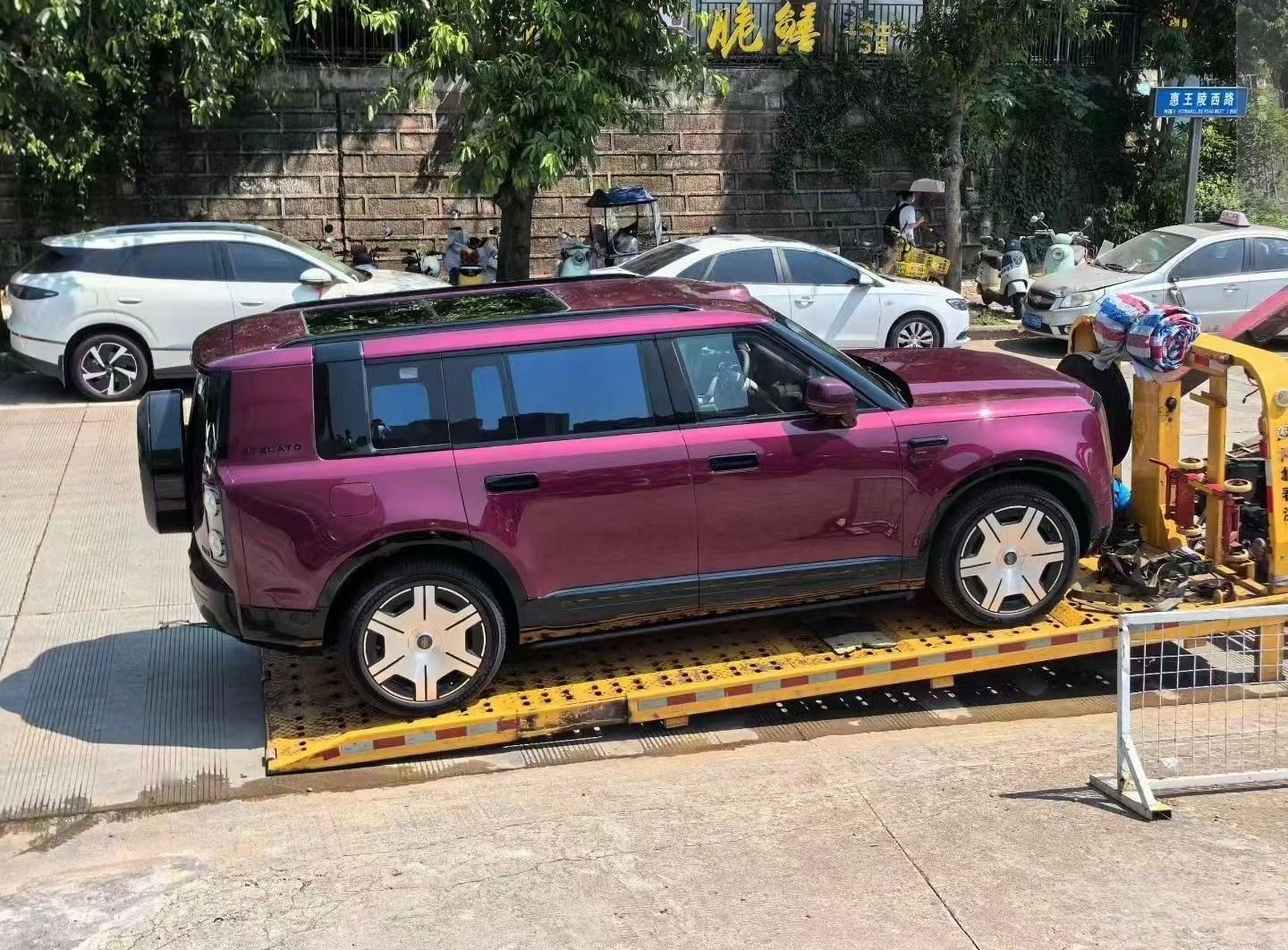 大v聊车 前线网友发来的享界G9 寰宇红实车质感不错，这个侧颜看上去非常敦实享界