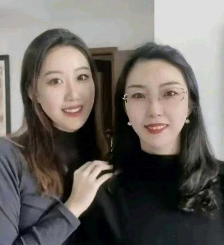 这两人太像姐妹花啦。

你能分辨出哪个是妈妈，哪个是女儿吗？

妈妈显得过于年轻