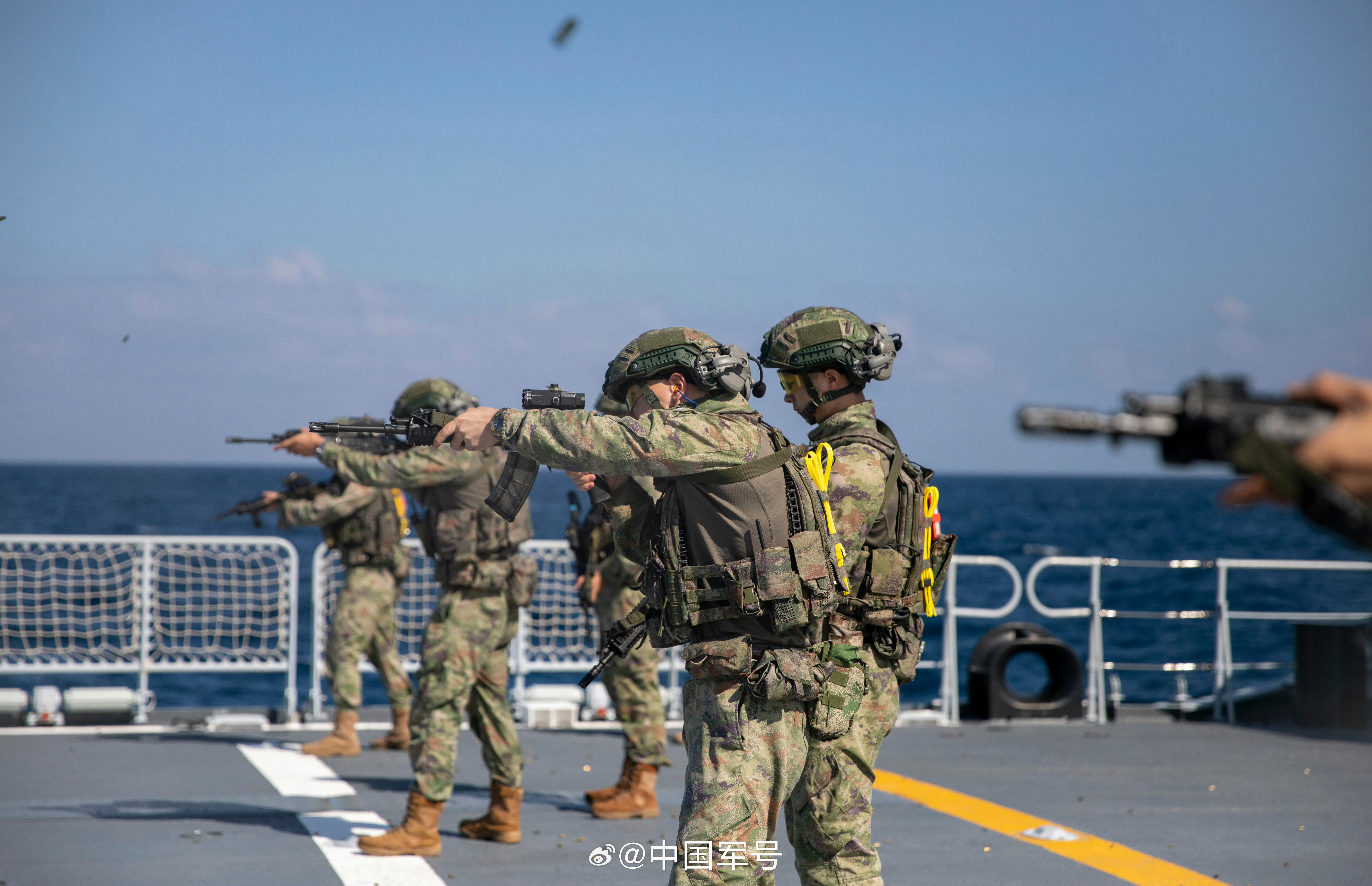 感慨啊，多年前，小海豚对着老妹海军舰载特战队员直升机甲板日常射击训练流口水，感觉