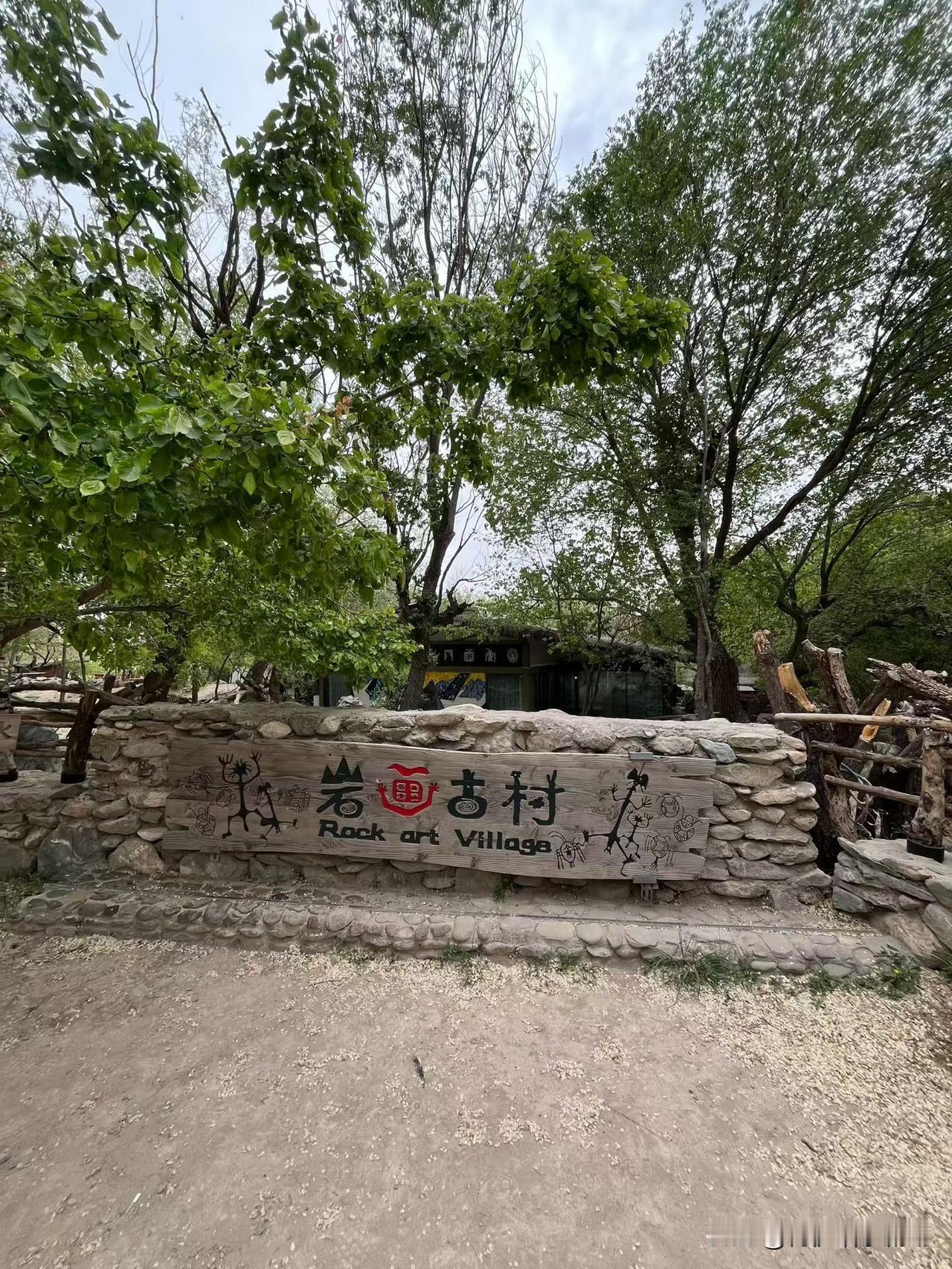 今日金句分享：“当你踮起脚尖靠近太阳的时候，全世界都挡不住你的阳光。”
这话说得