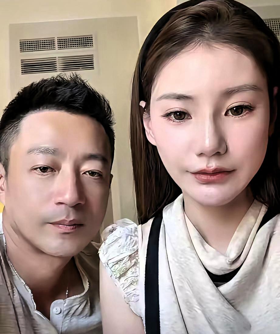 外界总放大他的争议与锋芒，却没人看见他私下柔软的父爱模样。
 
过往舆论里，汪小