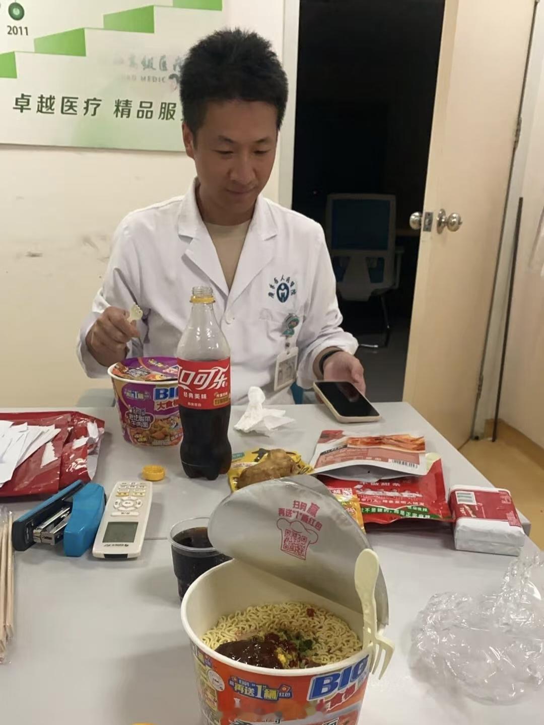 医生才是最不听医嘱的我有个朋友就是，天天在医院都是点外卖，而且还是两杯奶茶真的要