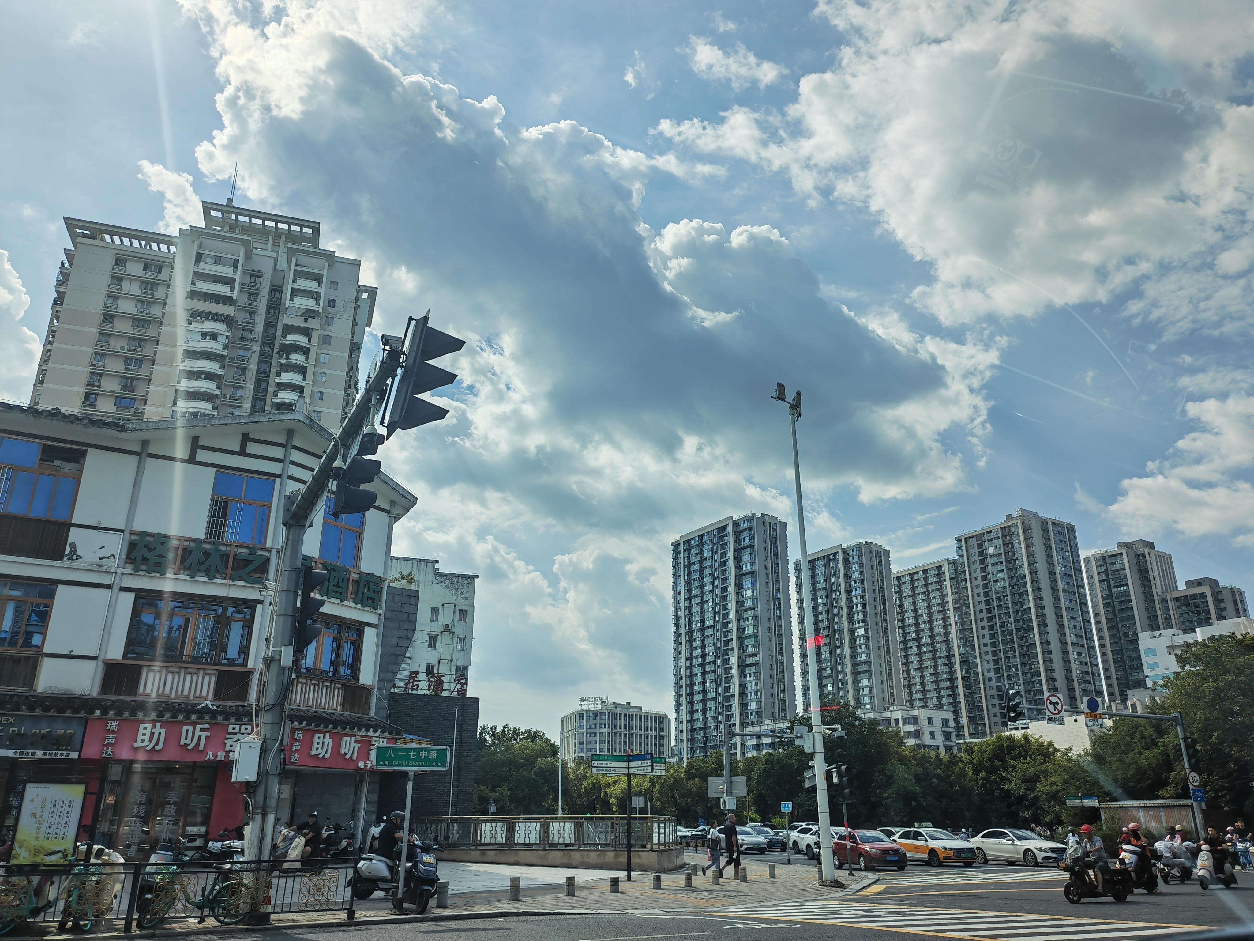 福州[超话]虎纠人讲福州胡州人讲福州  福州大的十字路口，建设的这种遮阳伞，遮雨