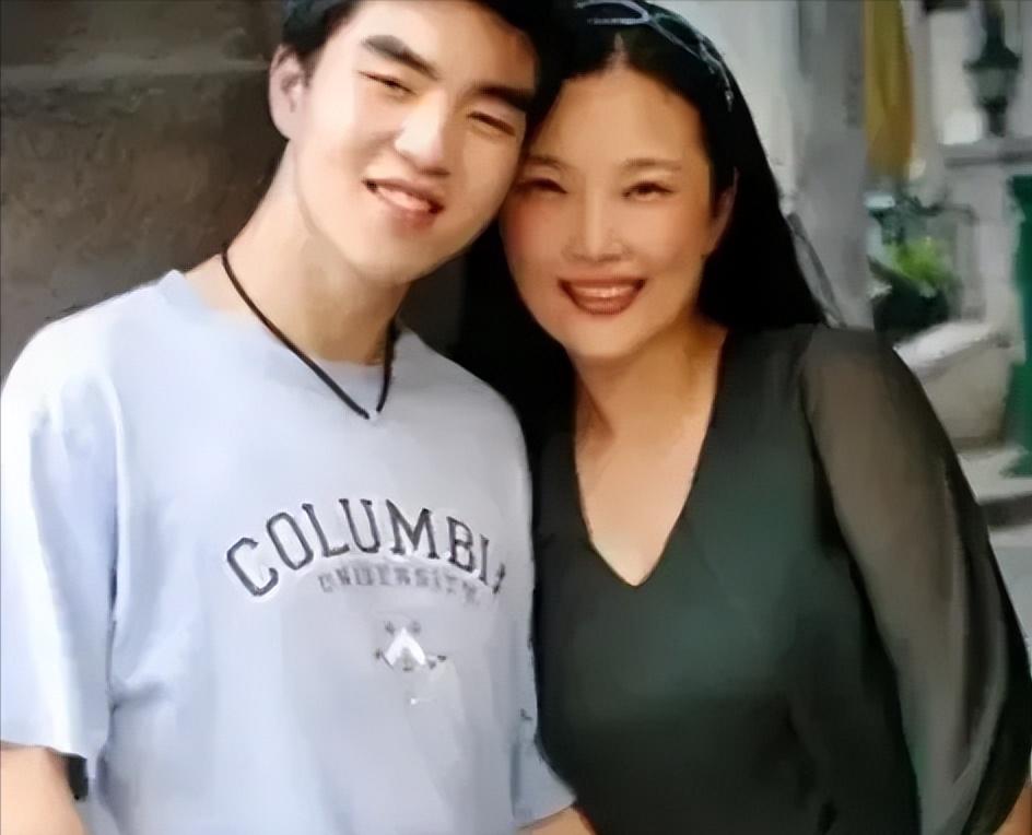 1988年，武汉一女教师，新婚后不久怀孕，不料，孩子刚出生，丈夫竟然脸色大变说“