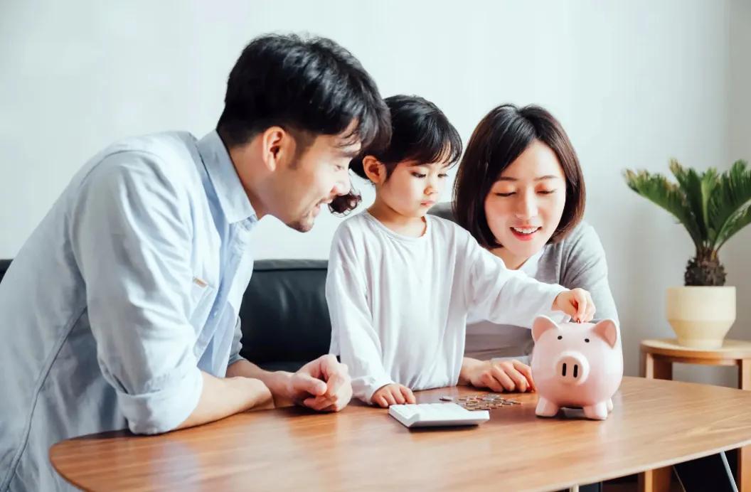 #家长在孩子面前应该怎样做#

首先要做好榜样。比如诚实守信，答应孩子的事情一定