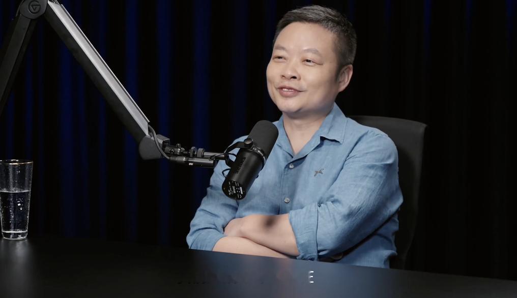 何小鹏称与马斯克隔空打架也隔空尊重 在罗永浩视频播客的节目中，何小鹏提到与马斯克