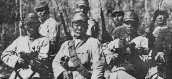 1932年，一个地主婆变卖了所有家产，支持儿子抗日，儿子拿到钱后瞬间失联，几年后